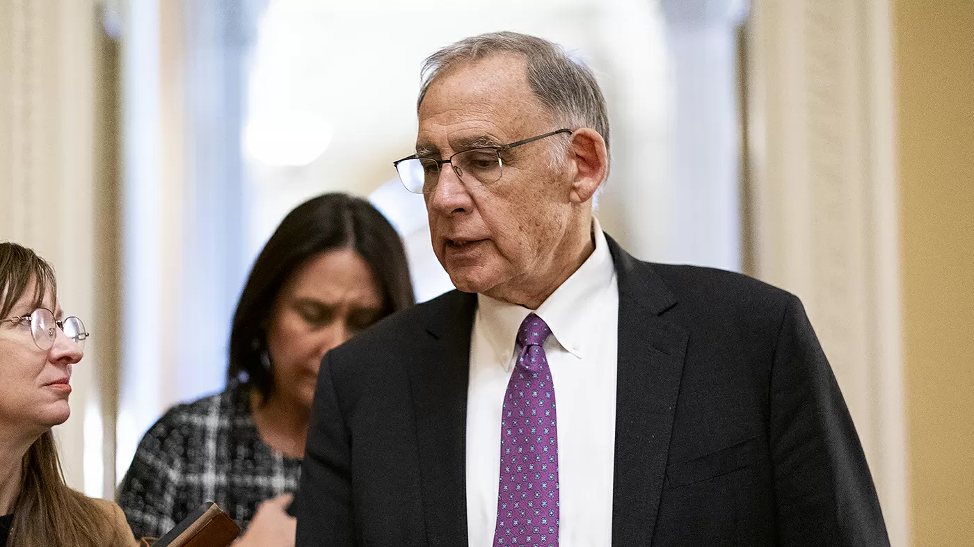 Banks, crypto clash over stablecoin rewards in key Senate bill